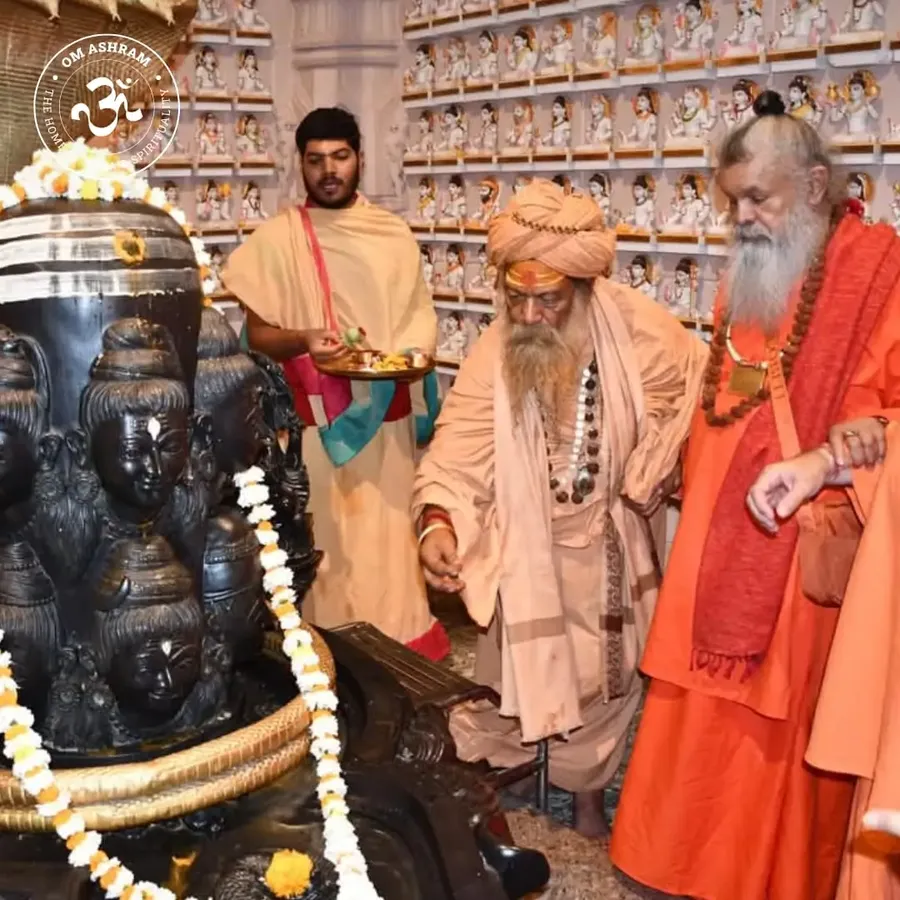 shree-acharya-mahamandaleshwar-vishokanand-bharti-ji-visits-om-ashram bodyImage